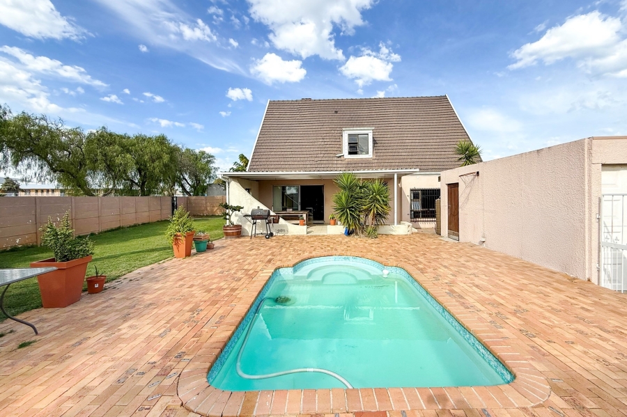 4 Bedroom Property for Sale in Bothasig Western Cape